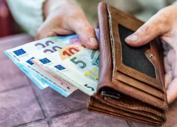 Arzano, anziana perde il portafoglio con la pensione: ritrovato e riconsegnato dalla Polizia Municipale