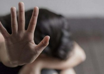 Quartiere Pianura, aggredisce con pungi e una testata al volto l’ex davanti alla scuola della figlia: arrestato