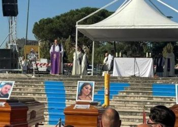 Crollo Scampia, celebrati i funerali delle tre vittime: Il sindaco Manfredi ha proclamato il lutto cittadino