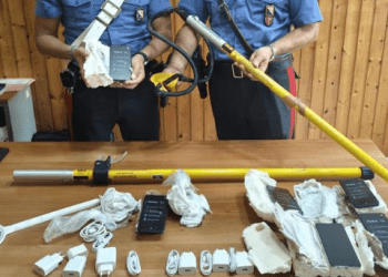 Fionda gigante per lanciare cellulari destinati ai detenuti del carcere di Carinola: denunciati 2 uomini