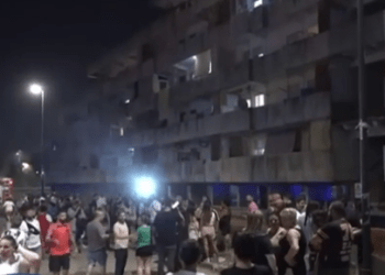 Tragedia a Scampia, crolla un ballatoio nella Vela Celeste: due morti e 13 feriti, di cui 7 bambini