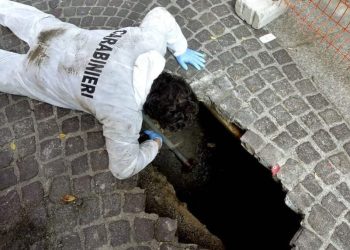 Giugliano, scoperto un tunnel della banda del buco in via I Maggio nei pressi dell’ufficio postale