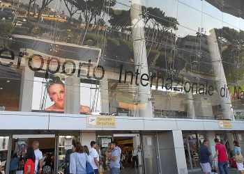 Down informatico globale: aeroporti in tilt, cancellazioni di voli anche a Napoli e Salerno