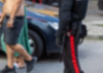 Giugliano, lite tra condomini finisce in una rissa a colpi di spranga: denunciati in tre