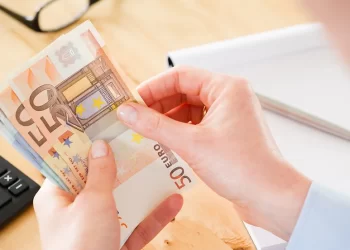 Scuola, stipendi personale scolastico, scattano gli aumenti: ecco quando e a quanto ammontano