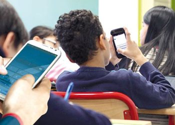 Scuola, stop ai cellulari e ritorno al diario cartaceo per segnare i compiti