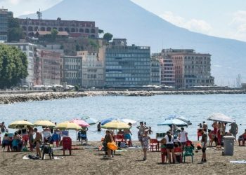 Napoli, rotonda Diaz, rubano cellulari sulla spiaggia: ladro bloccato e picchiato, un altro fugge
