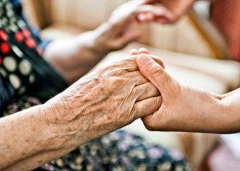 Bonus per gli anziani: in arrivo 850 euro al mese per le persone non autosufficienti