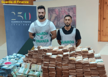 Medico di Pompei trovato in possesso di 8 milioni di euro in contanti nascosti dietro un armadio