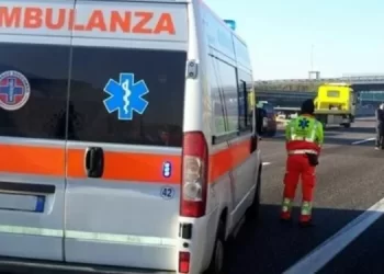 Incidente sull’autostrada A1 nel Casertano: un morto, tre feriti e auto in coda per chilometri