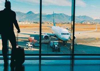 Aeroporti, torna il limite dei 100ml per i liquidi nel bagaglio a mano: ecco quando tornerà in vigore