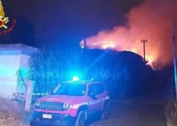 Il Casertano avvolto dalle fiamme: bruciano ettari di boschi, intervengono mezzi aerei dei Vigili del Fuoco