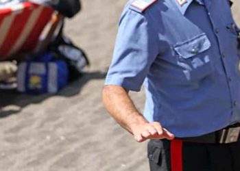 Furti in spiaggia a Baia Domizia, ladri bloccati e picchiati dalla folla prima dell’arrivo dei carabinieri