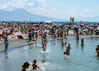 Napoli, spiagge libere, fine al numero chiuso: accesso libero a partire da Ferragosto