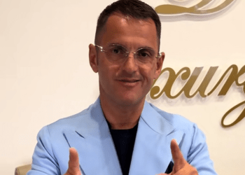 Parete, orologi di lusso per un milione e un’arma: arrestato nella sua casa il tiktoker Domenico Ferraro