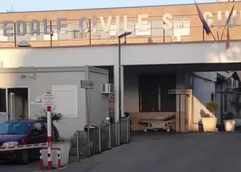 Pronto soccorso di Giugliano sfascia la porta d’ingresso: condannato a 4 mesi e al risarcimento dei danni