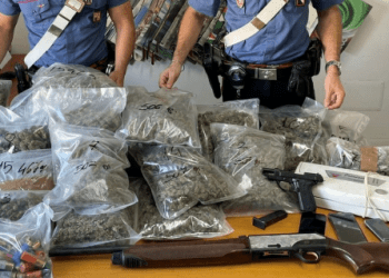Giugliano, blitz dei carabinieri, sequestro di droga e armi: in manette un 74enne un 39enne un 24enne