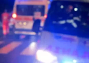 Frattamaggiore, tragico incidente, scontro tra auto e moto: morto un 17enne, grave l’amico