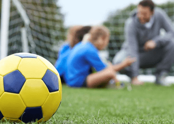 Arrestato allenatore di una scuola calcio napoletana: accusato di violenza sessuale su un allievo