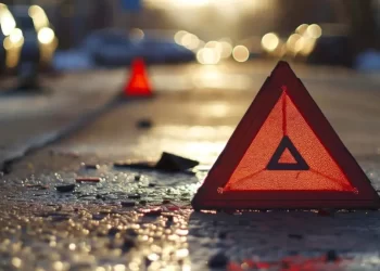 Tangenziale di Napoli, si ferma per cambiare la gomma bucata: furgone lo travolge e uccide