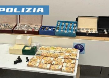 Agro Aversano, in casa armi, orologi di lusso e soldi per circa un milione 250mila euro: arrestato 43enne