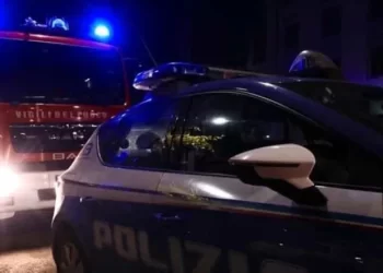 Paura nella notte ad Aversa: in fiamme un noto bar di via Salvo D’Acquisto