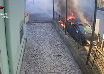 Bacoli, fece esplodere un’auto con un finanziere all’interno: arrestate altre 3 persone (Video dell’attentato)