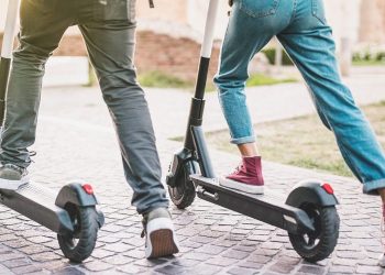 Monopattini elettrici, nuove regole: in arrivo casco, targa e assicurazione obbligatori