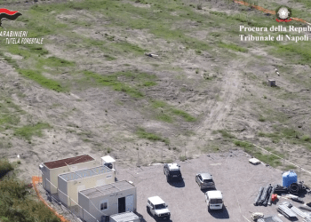 Villa Literno, terreno trasformato in discarica abusiva di rifiuti pericolosi: Sequestrati 10.000 metri (Video)