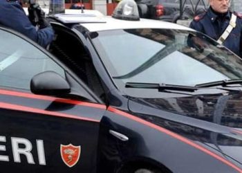 Mondragone, minaccia e aggredisce i genitori perché non gli comprano l’auto: arrestato un 25enne