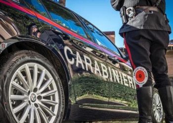 Orta di Atella, la madre non vuole dargli le chiavi di casa e lui la picchia: arrestato 44enne