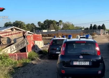 Giugliano, blitz dei carabinieri nel campo rom: cumuli di rifiuti pericolosi, sequestri e denunce