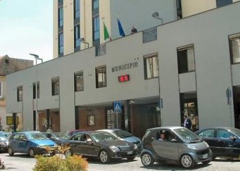 Giugliano, false attestazioni, 4 consiglieri comunali indagati: in atto perquisizioni e sequestri