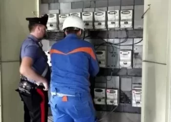 Napoli, Pianura rubano energia elettrica con allacci abusivi: 16 denunciati in un’intera palazzina