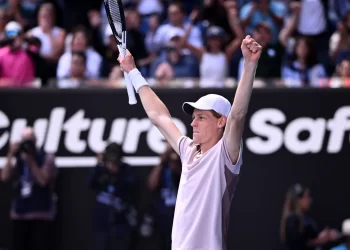 Sinner trionfa su Djokovic, 7-6 6-3 in un’ora e 37’ di gioco: il Masters di Shanghai è suo