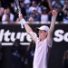 Sinner trionfa su Djokovic, 7-6 6-3 in un’ora e 37’ di gioco: il Masters di Shanghai è suo