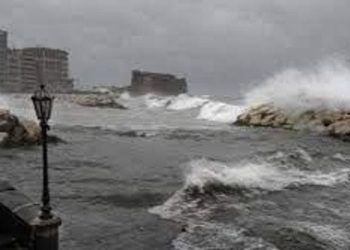Napoli, vento forte e mare agitato, difficili i collegamenti con le isole