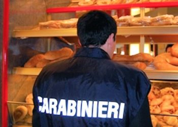 San Marcellino, panificio sotto sequestro: cuociono il pane bruciando pedane con chiodi