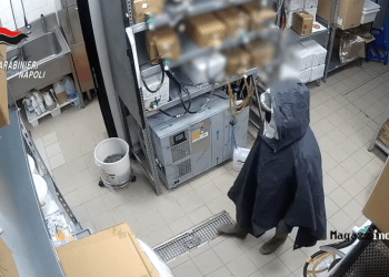 Napoli, arrestati sei membri della “banda del buco”: volevano entrare anche nella posta centrale