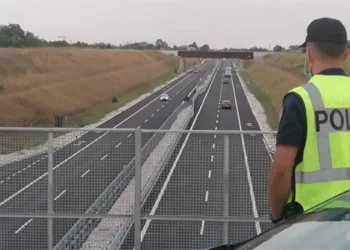 Capua, 4 ragazzini lanciano sassi dal cavalcavia sull’Autostrada A1: identificati e denunciati