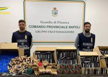 Afragola, nel garage di un palazzo, sequestrati oltre 9mila botti illegali: arrestato un 24enne