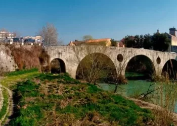 Capua, donna si lancia giù dal Ponte Romano: salva per miracolo
