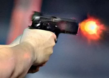 Gli entrano i ladri in casa, lui gli spara e il malvivente risponde: ferito un passante 22enne