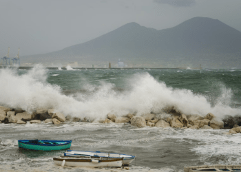 Vento forte e mare mosso nel Golfo di Napoli: collegamenti a singhiozzo per Ischia e Procida