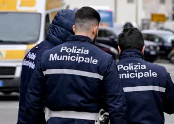 Napoli, quartiere di Fuorigrotta, vigilessa aggredita e ferita