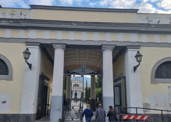 Portici, colpi d’arma da fuoco all’ingresso del cimitero: tre fori sulla porta degli spogliatoi dei dipendenti