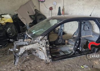 Qualiano, sorpreso a smontare un’auto rubata con il figlio 16enne: 44enne arrestato e figlio denunciato