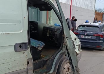 Trentola Ducenta fermano un furgone e trovano un’auto smontata a pezzi appena rubata: due arresti