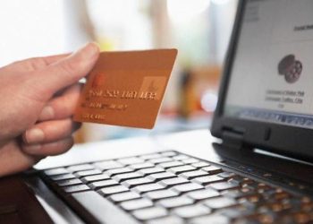 Scoperta una centrale di truffe online a Napoli: un SMS per svuotare i conti correnti (Video)