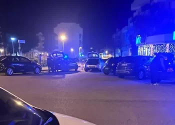 Lusciano, spara contro un gruppo di ragazzi fuori a un locale e ne ferisce uno: 2 arresti per tentato omicidio